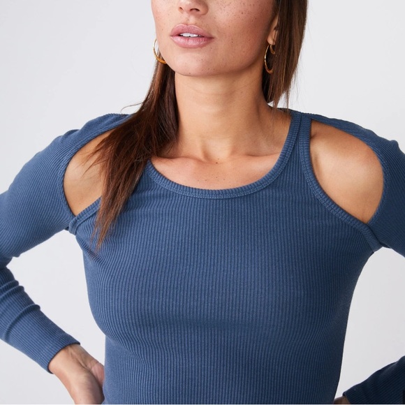 Monrow Cut Out Shoulder Long Sleeve Blue Ribbed Top Size S ASO Hope Mikaelson - Picture 3 of 7